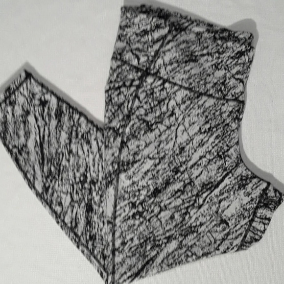 NWT All in Motion High Rise Black & White Legging - Picture 4 of 6